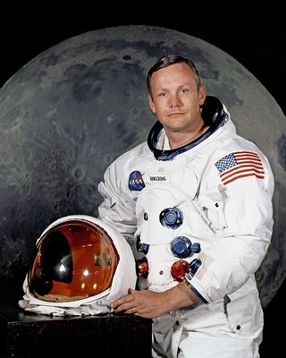 Нийл Армстронг прави първата стъпка на Луната