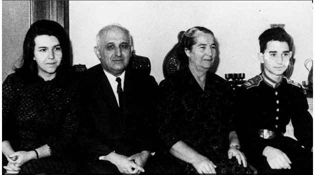 Тодор Живков заедно със съпругата си Мара Малеева и двете им деца Людмила и Владимир.
