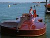 Елегантна челистка тества голяма лодка-цигулка във Венеция (Снимки)