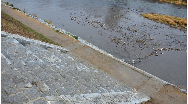 12-годишна се удави в канал в Стара Загора