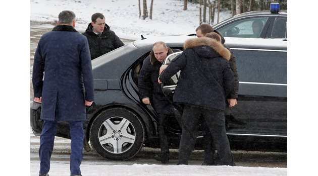 Владимир Путин, заобиколен от гардове от специалната служба за охраната му.