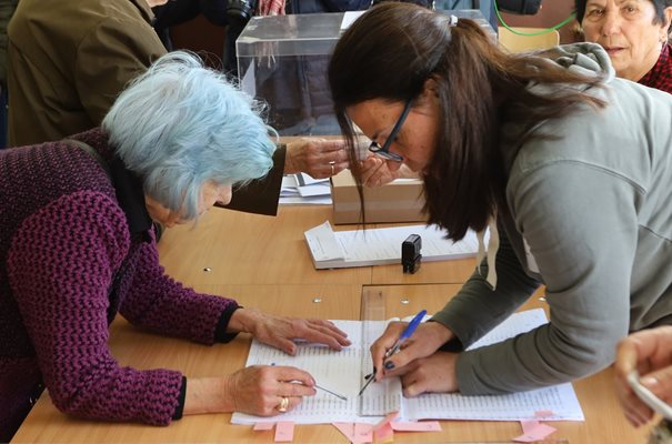 При гласуването избирателите се подписват срещу име, ЕГН и адрес, за да потвърдят вота.