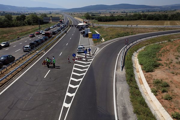 Отсечката край Долна Диканя бе открита през юли 2013 г. Десет години по-късно магистрала “Струма” не е завършена и няма яснота кога ще стане това.

 СНИМКА: “24 ЧАСА”
