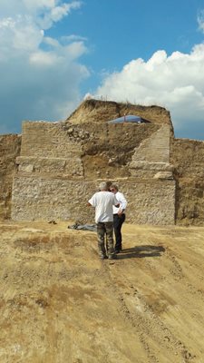 Министърът на културата Боил Банов посети разкопките в Маноле. Археологът Костадин Кисьов го запозна с голямата находка. Снимки: 24 часа