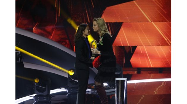 Тайбе Юсеин получава наградата си от шефа на БОК Стефка Костадинова.