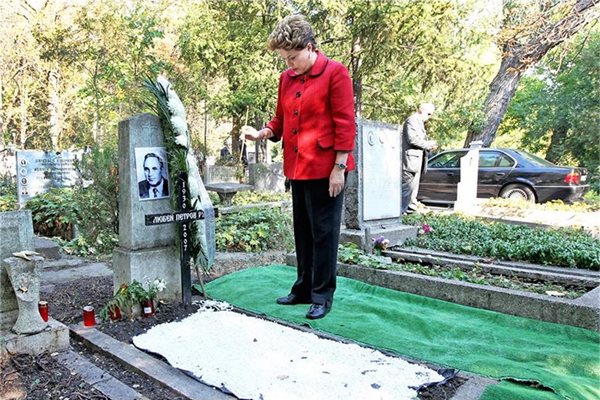 Дилма посети инкогнито гроба на брат си Любен в София. 
СНИМКИ: ПРЕЗИДЕНТСТВО НА БРАЗИЛИЯ
