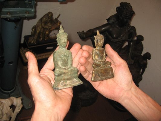 Старинни статуетки на Буда, едната от които позлатена