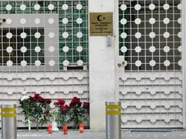 Цветя са оставени пред посолството на Турция в София.

СНИМКА: ГЕОРГИ КЮРПАНОВ