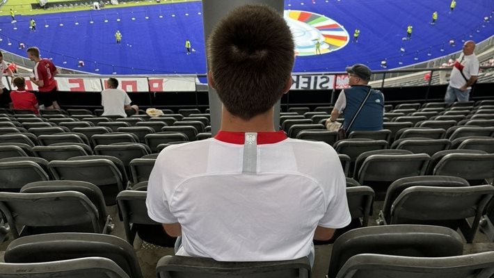 Фен плати 60 евро, за да гледа стълб на "Олимпиащадион"