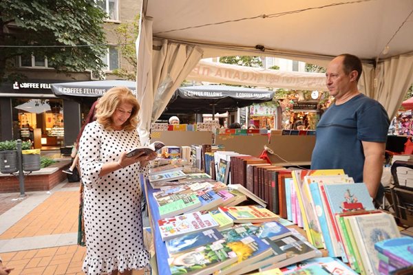 Вицепрезидентът Илияна Йотова разгледа книгите на щанда на издателство "Труд", който се намира в Шатра 10.