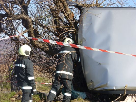 Телата на двмата загинали бяха извадени от катастрофиралия автобус около обяд, наложи се пожарникари да разрежат забилата се в крайпътно дърво предна част на рейса.