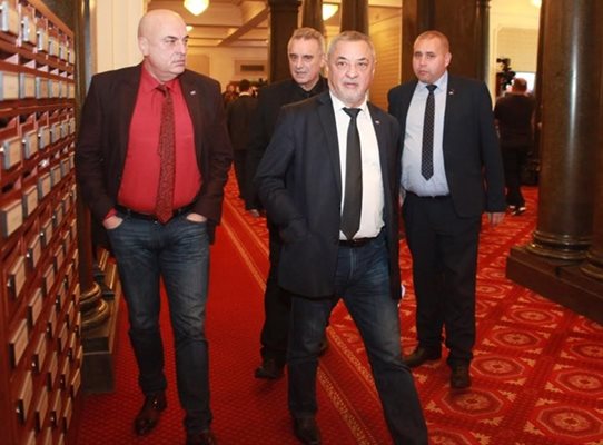 Неотлъчно до лидера на НФСБ Валери Симеонов в кулоарите бяха депутатите от партията му.