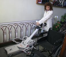 Гергана Костадинова от "Старинен Пловдив" показва робота, който обслужва хора с увреждания да се качат по стълбите на 1-ия етаж в Балабановата къща. Снимки: Евгени Цветков