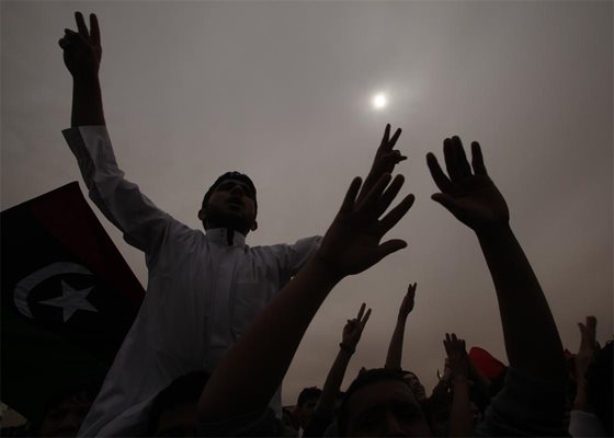 Противници на режима на Кадафи празнуват обявяването на резолюцията на ООН.

Снимка: Ройтерс