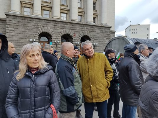В неделя, когато се навършиха 200 дни от антиправителствените протести, и лидерът на АБВ Румен Петков бе на площада. Малобройна, но шумна и шарена агитка блокира за кратко следобед движението в триъгълника на властта.