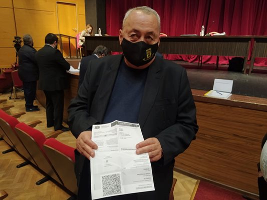 Съветникът от ГЕРБ Стефан Дедев извади от джоба своя сертификат, за покаже, че има такъв. Снимки: Авторът