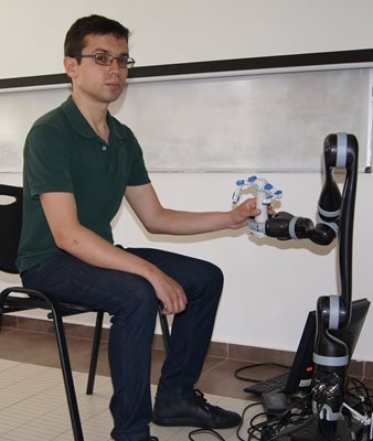 Младият учен Васил Попов с ръката робот. 