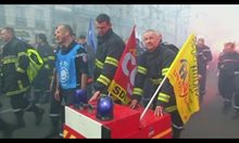 Френски пожарникари протестират срещу реформа, свързана с орязване на бюджета определен за работните им условия
