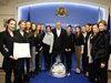 Министър Кралев с коледен подарък от националките по художествена гимнастика

