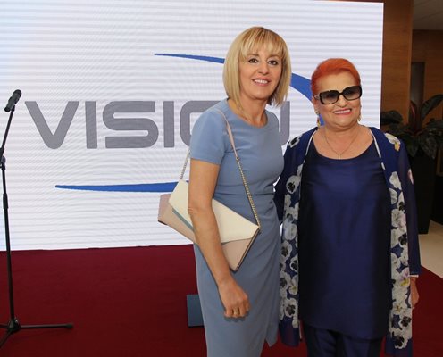 Елена Кумбиева (вдясно), управител на VISION, показа на омбудсмана Мая Манолова новата клиника.