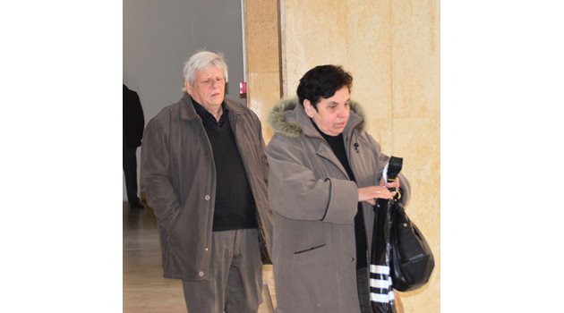 Майката Милка и съпругът и? Господин Господинов, който не дочака края на процеса, по време на едно от заседанията срещу подсъдимите за убийството на Стоян Стоянов.