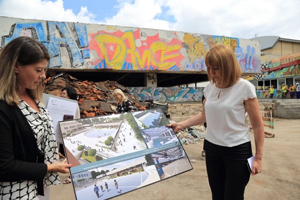 Столичният кмет Йорданка Фандъкова провери ремонта на басейна и физкултурния салон на 30-о училище в район “Възраждане”. Басейнът, който стои затворен над 30 г., ще заработи отново напролет.  СНИМКА: ГЕО КАЛЕВ