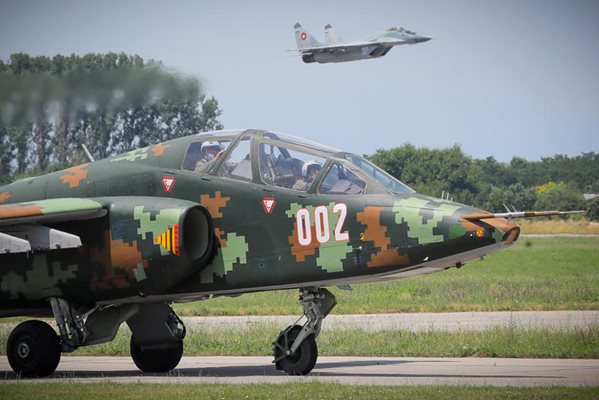 Докато Су-25 рулира в това време излиза МиГ-29.