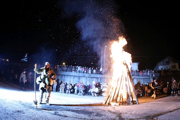 Огромен огън е запален пред очите на стотици хора, дошли да наблюдават ритуала