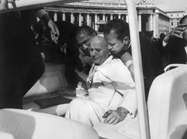 Оказват първа помощ на папа Йоан Павел II, когато Мехмед Али Агджа стреля по него в Рим на 13 май 1981 г.
СНИМКА: ГЕТИ ИМИДЖИС