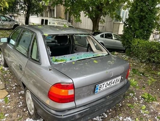 В Павликени градушката е нанесла огромни материални щети СНИМКА: Йордан Манев