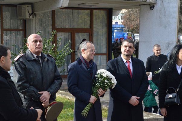 Кметът на Благоевград Методи Байкушев положи цветя пред паметника на Христо Ботев.