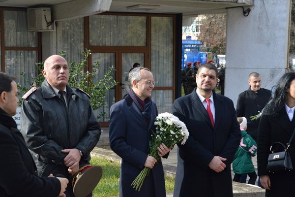 Кметът на Благоевград Методи Байкушев положи цветя пред паметника на Христо Ботев.