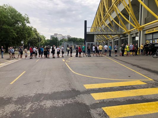"Жълто-черни" привърженици чакат на опашка за билети за мача с "Марибор"

Снимка: фейсбук