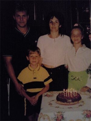 Семейството на Кристиян на 10-ия му рожден ден - майка му Йорданка, баща му Димитър и сестра му Биляна