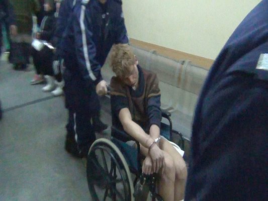 Нападателят над полицаите Николай Ф. от Сливен се държал неадекватно и в Спешното отделение на Университетската болница в Стара Загора, където бе докаран с белезници на ръцете.