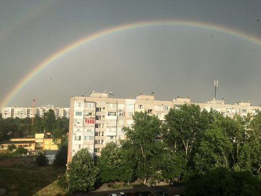 Небето притъмня, изгря дъга и след това рукна като из ведро.