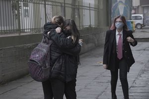 С прегръдки и смях учениците се върнаха в Сценични кадри в Пловдив (снимки)