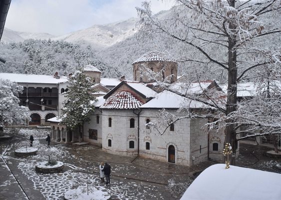 През зимата Бачковският манастир се превръща в бяла приказка.