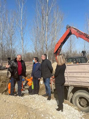Областният управител Дани Каназирева запозна премиера Борисов с изграждането на кладенците.
