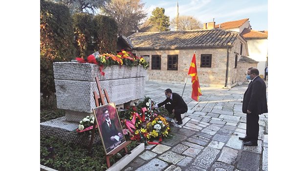 Посланикът на България в Скопие Ангел Ангелов полага цветя на гроба на Гоце Делчев през 2022 г.

СНИМКА: МВнР