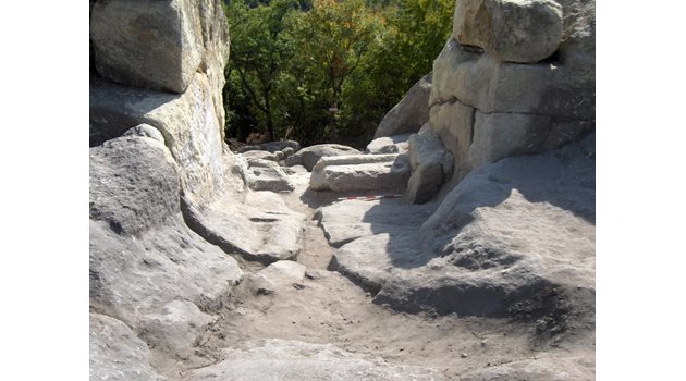 Най-ранната порта на Акропола, създадена вероятно още в къснобронзовата епоха