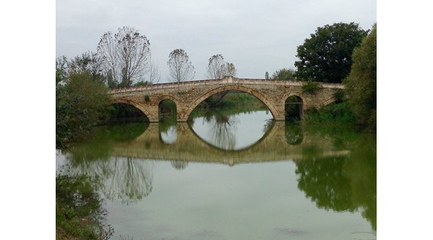 Римският мост над старото корито на р. Осъм край с. Българене, Плевенско. Така е озаглавил своята авторска снимка доц. Сотир Марчев - лекар с око на фотограф.