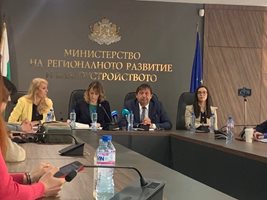 Министър Иван Шишков и министър Росица Карамфилова на съвместна пресконференция във връзка с финансовите корекции на ВиК дружествата