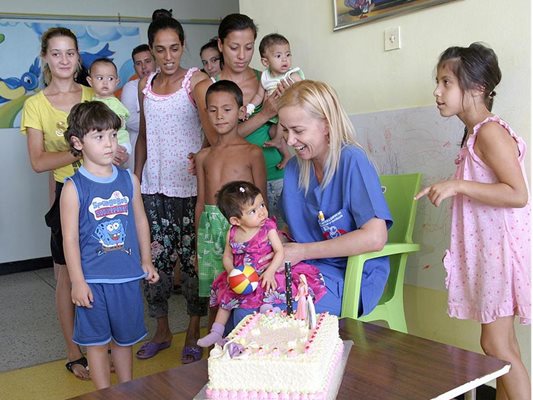 Тина празнува първия си рожден ден в клиниката по детска хирургия в Университетска болница в Пловдив.