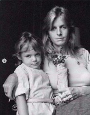 Малката Стела с майка си