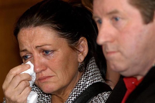 Родителите на запалянкото плачат след прочитането на поредната присъда.
СНИМКА:
СИЛВИЯ
ГУРМЕВА