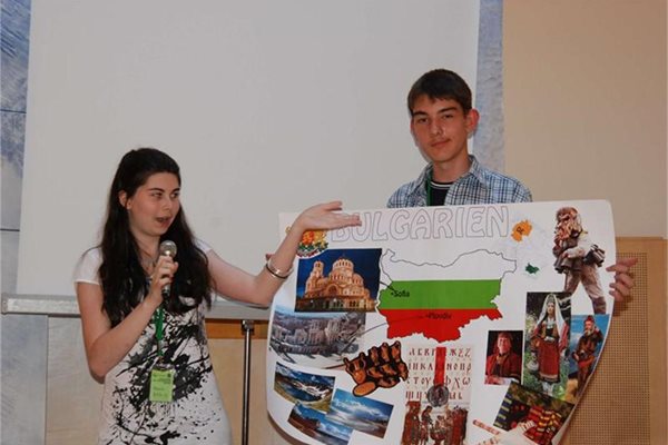 Михаела Антонова и другият български участник Христо Златков разказват за България на другите младежи.
СНИМКА: АРХИВ НА ГЬОТЕ ИНСТИТУТ