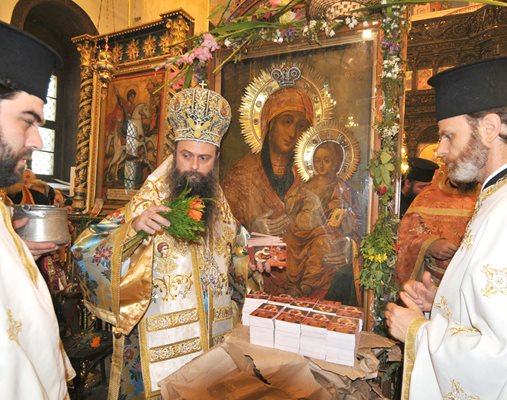 Иконата на Божията майка в Бачковския манастир е облечена в сребърни и златни обкови. 