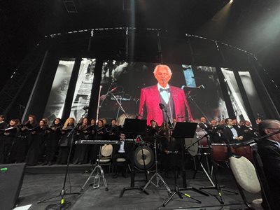 Снощи Националният филхармоничен хор беше специален гост на концерта на Андреа Бочели в Обединеното кралство.