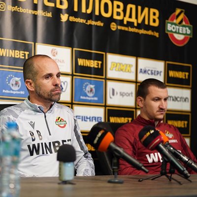 Старши треньорът на "Ботев" (Пловдив) Бруно Балтазар и звездата на тима Тодор Неделев.